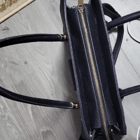 Elegant Black Leather Handbag - Picture 3 of 8